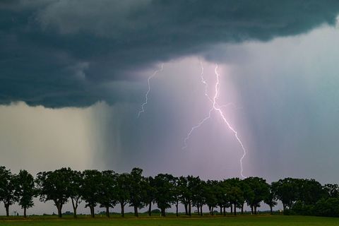Starkregen, Hagel und Überschwemmungen haben im vergangenen Jahr deutlich weniger Schäden in Brandenburg angerichtet. (Archivbil