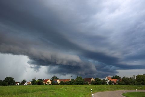 Die Folgen von Unwettern sind oft teuer für Versicherungen und Hausbesitzer. (Archiv) Foto: Alexander Wolf/onw-images/dpa