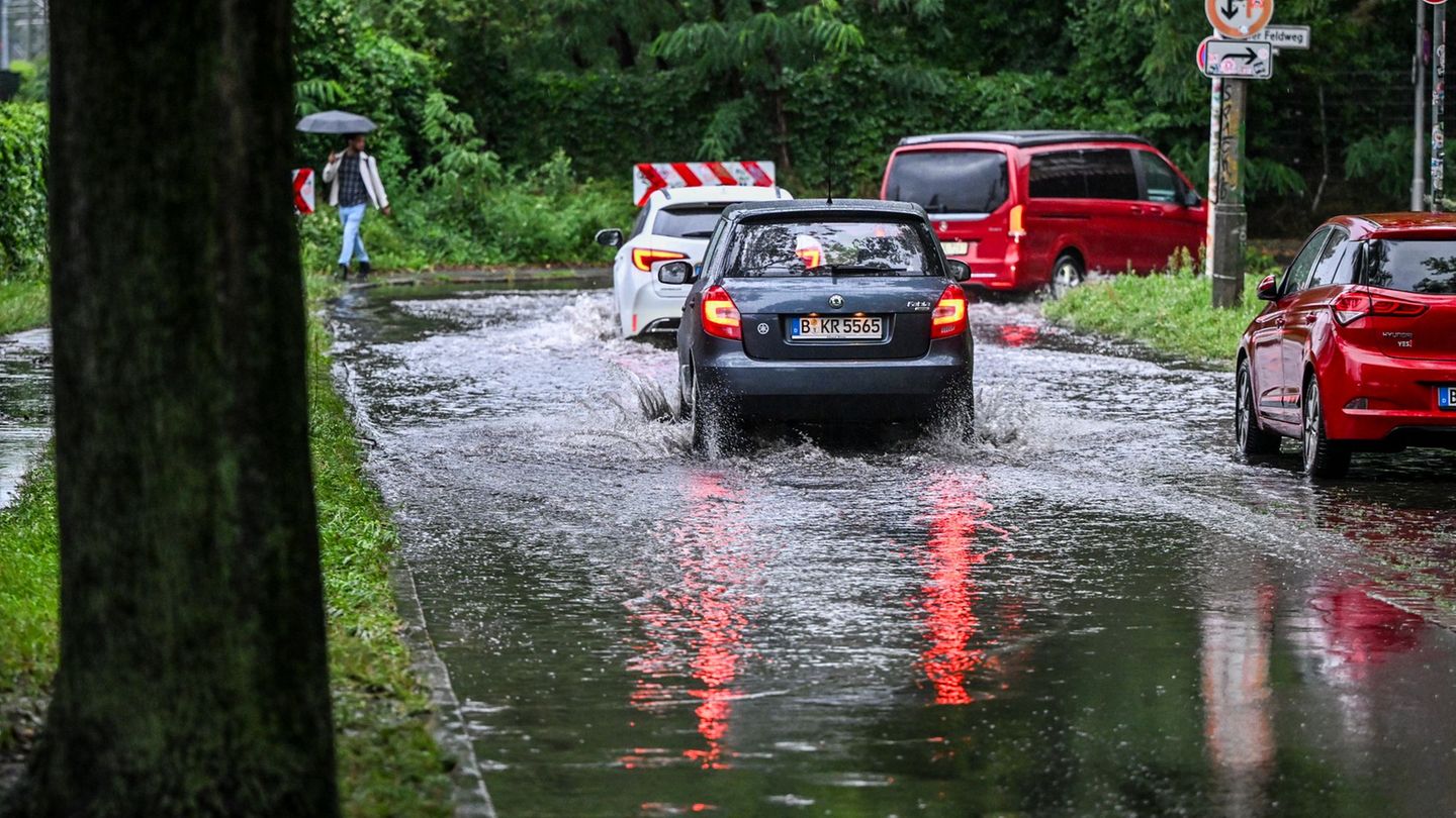 Starkregen, Hagel und Überschwemmungen haben im vergangenen Jahr deutlich weniger Schäden in Berlin angerichtet. (Archivbild) Fo