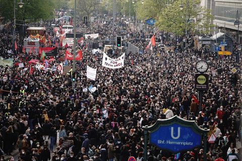 Die Berliner Polizei ist in diesem Jahr am 1. Mai über den ganzen Tag mit 5.300 Beamten im Einsatz. (Archivbild) Foto: Kay Nietf