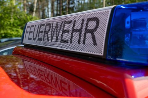 Drei Bewohner konnten das Mehrfamilienhaus noch vor dem Eintreffen der Einsatzkräfte selbstständig verlassen. (Symbolbild) Foto: