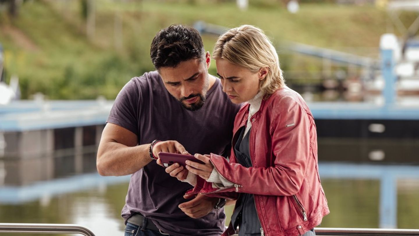 "Der Saarland-Krimi: Bruder, Liebe, Tod": Tayfun Can (Aram Arami, l.) und Elisa Santori (Olga von Luckwald) finden ihren Verda