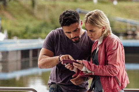 "Der Saarland-Krimi: Bruder, Liebe, Tod": Tayfun Can (Aram Arami, l.) und Elisa Santori (Olga von Luckwald) finden ihren Verda