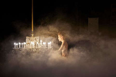Julia Riedler spielt Fräulein Else am Volkstheater Wien. Für ihre Darstellung wurde sie von "Theater heute" 2025 zur Schauspielerin des Jahres gewählt.