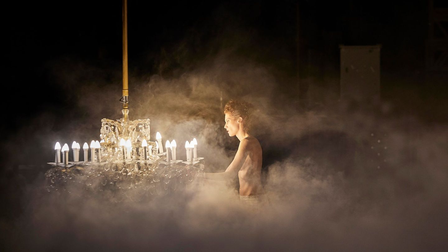 Julia Riedler spielt Fräulein Else am Volkstheater Wien. Für ihre Darstellung wurde sie von "Theater heute" 2025 zur Schauspielerin des Jahres gewählt.