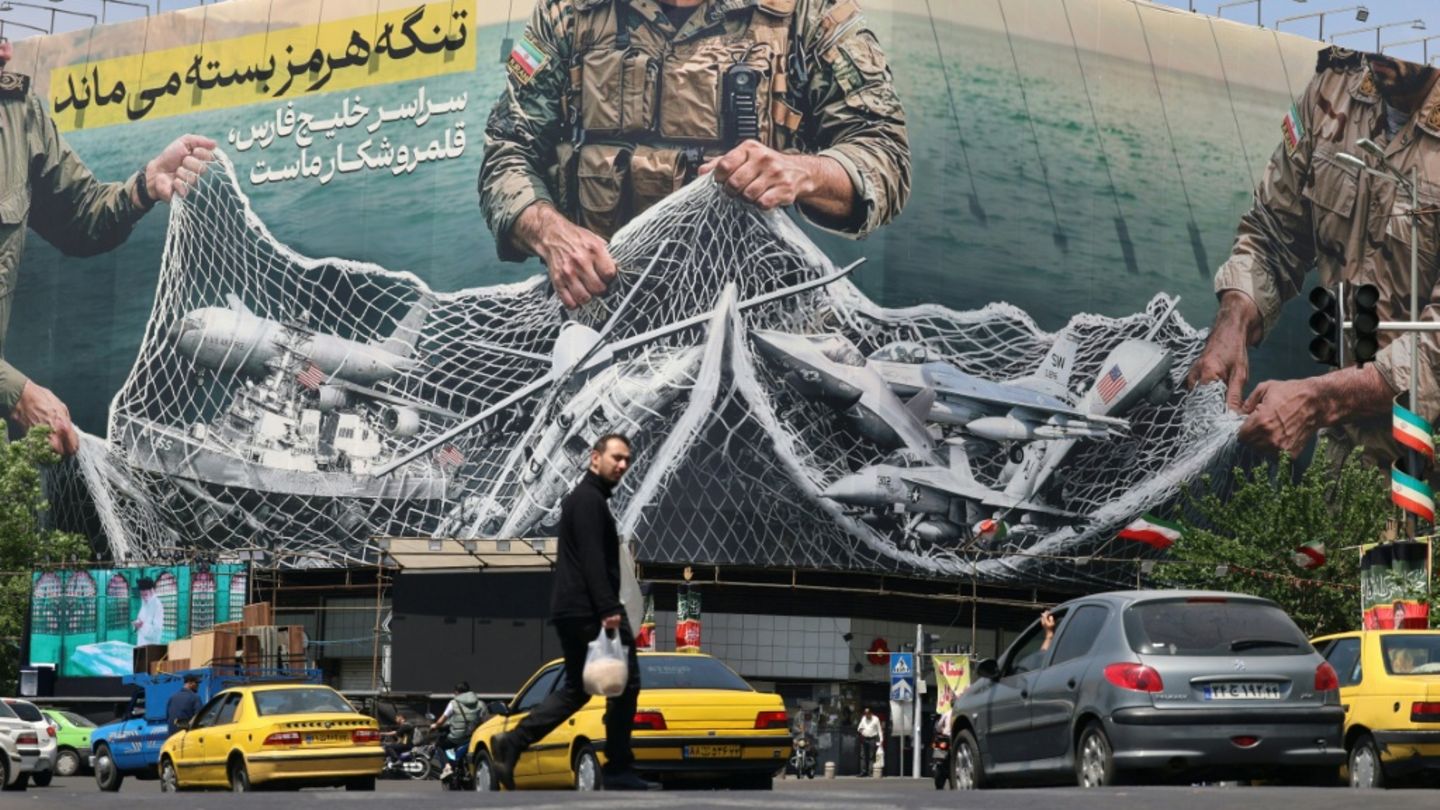 Plakat in Teheran: "Die Straße von Hormus bleibt zu"