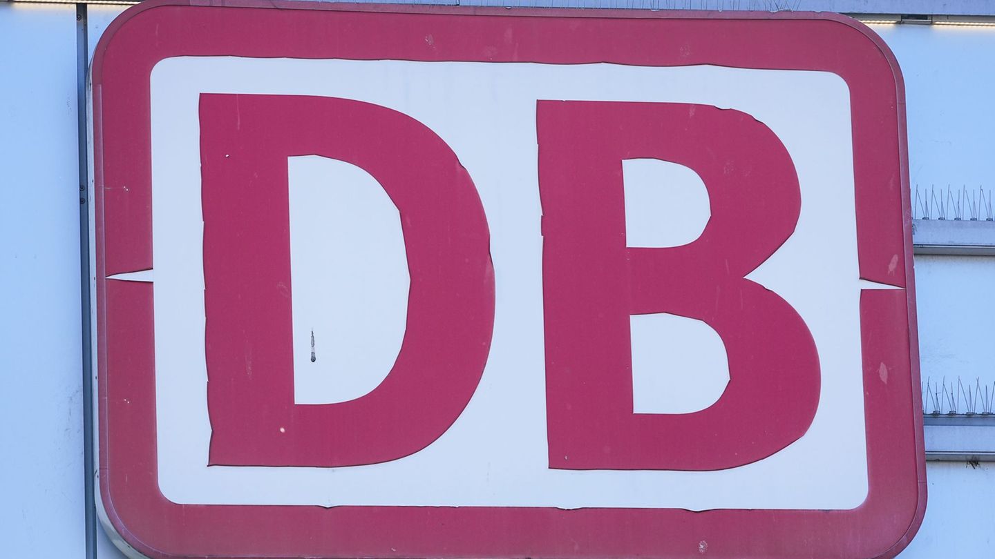 Nach Angaben der DB Fernverkehr AG sind insbesondere ICE- und IC-Verbindungen betroffen. Foto: Sven Kaeuler/dpa