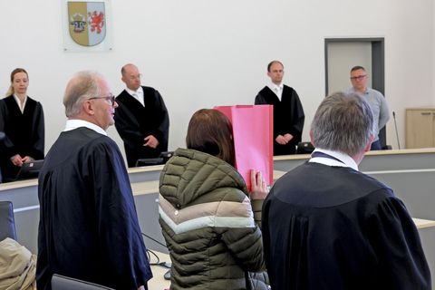 Die Angeklagte Gina H. im Landgericht in Rostock am ersten Prozesstag