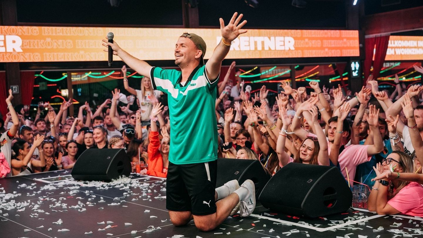 Partysänger Breitner lässt sich im "Bierkönig" nicht nur von Schalke-Fans feiern. Foto: Jannik Wefer/dpa