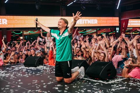 Partysänger Breitner lässt sich im "Bierkönig" nicht nur von Schalke-Fans feiern. Foto: Jannik Wefer/dpa
