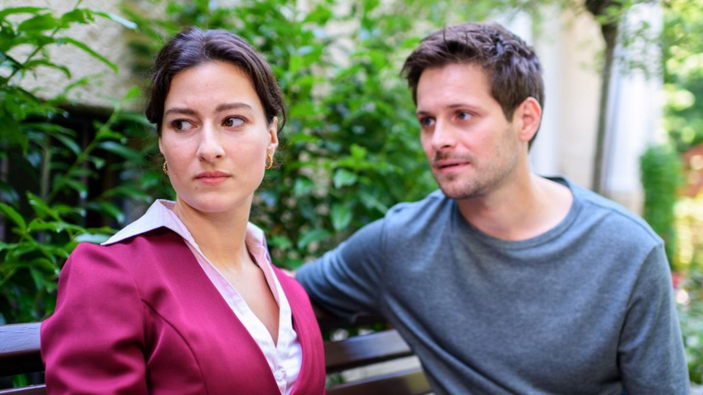 "Sturm der Liebe": Olivia (l.) graut es vor den Erinnerungen an die Nacht, in der ihr Vater starb.