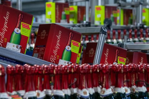 Beschäftigte von Rotkäppchen-Mumm Sektkellereien wollen erstmals im Tarifkonflikt der Ernährungsindustrie zeitweise die Arbeit n