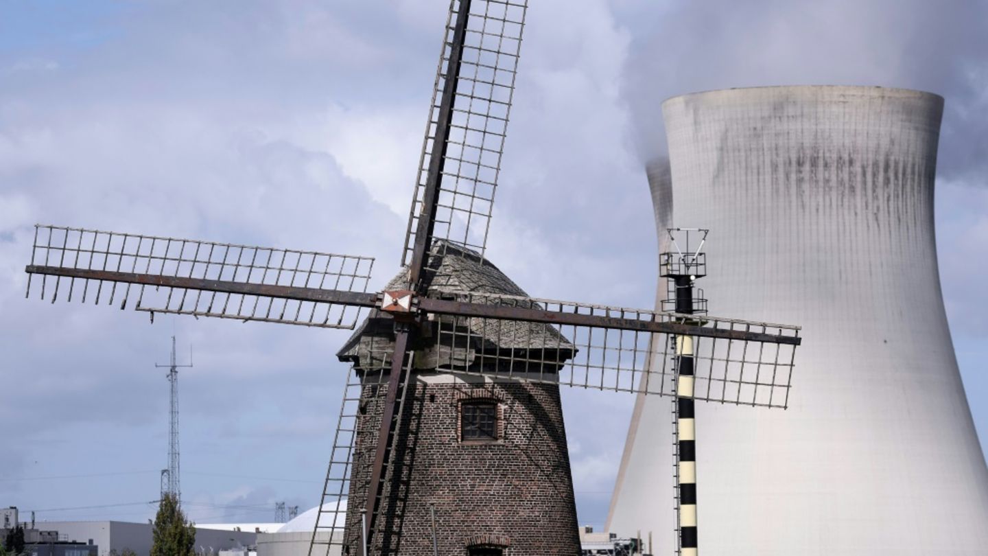 Das Atomkraftwerk Doel bei Antwerpen, im Vordergrund eine Windmühle