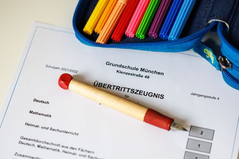 Das Übertrittszeugnis steht an. (Symbolbild) Foto: Matthias Balk/dpa