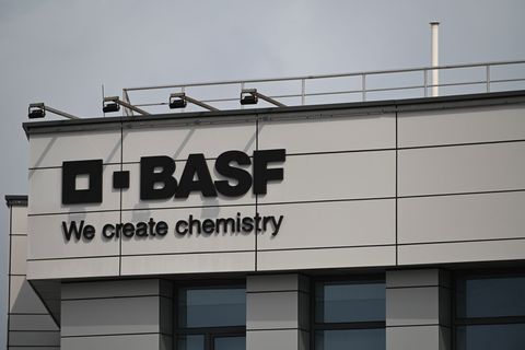 Weltgrößter Chemiekonzern BASF: Niedrigere Verkaufspreise und negative Währungseffekte belasten. (Archivbild) Foto: Johannes Neu