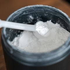 Deal News: Ein Messlöffel mit Kreatinpulver