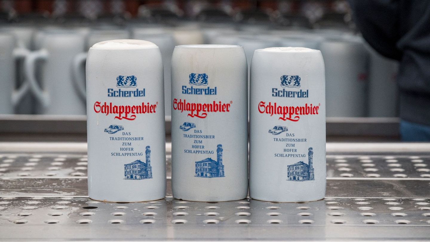 Das Schlappenbier wird eigens für den Hofer Schlappentag eingebraut. (Archivbild) Foto: Daniel Vogl/dpa