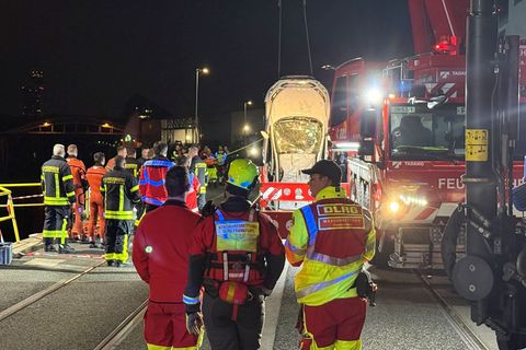 Das Fahrzeug musste vom Grund des Mains geborgen werden. (Archivbild) Foto: Mike Seeboth/dpa