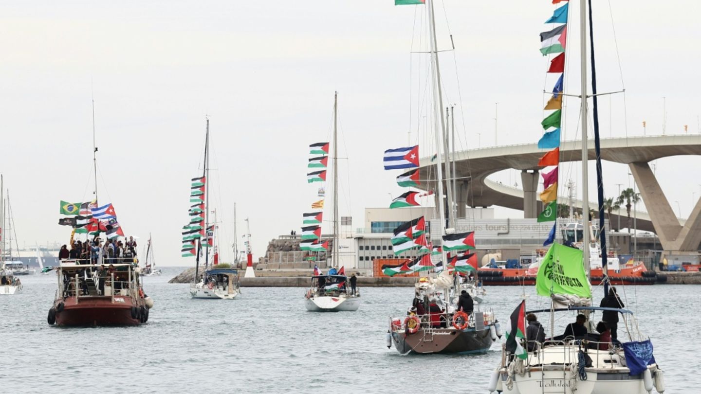 Die Gaza-Hilfsflotte beim Ablegen in Barcelona