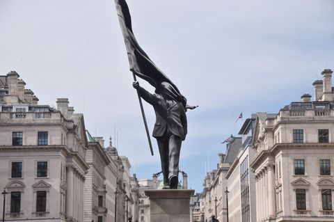 Die geheimnisvolle Statue, die einen Mann mit verdecktem Gesicht darstellt, ist in London aufgetaucht. Am Sockel ist sie mit „Banksy“ signiert