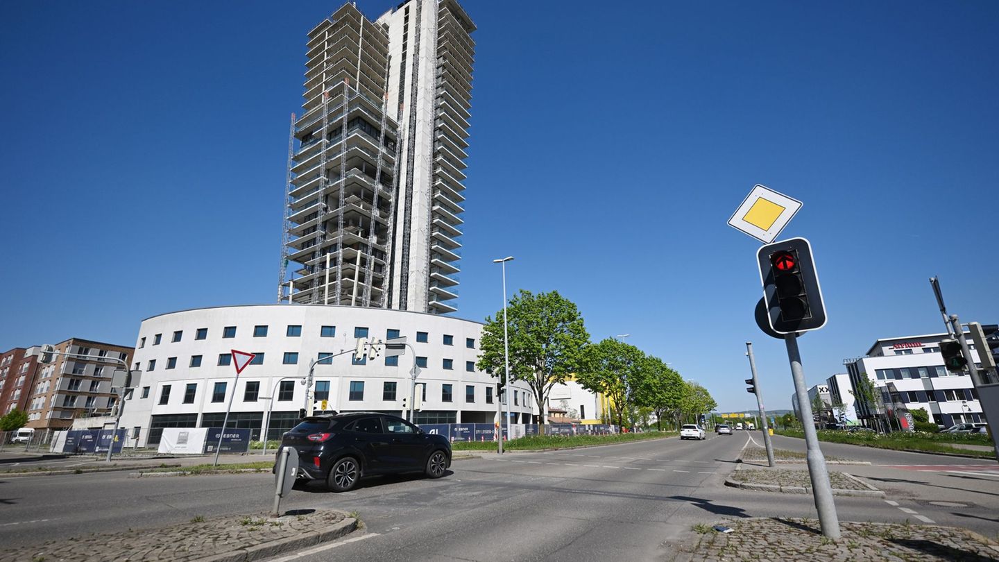 Die Bauruine am Rande von Fellbach bei Stuttgart ist eine sichtbare Landmarke. (Archivbild) Foto: Marijan Murat/dpa
