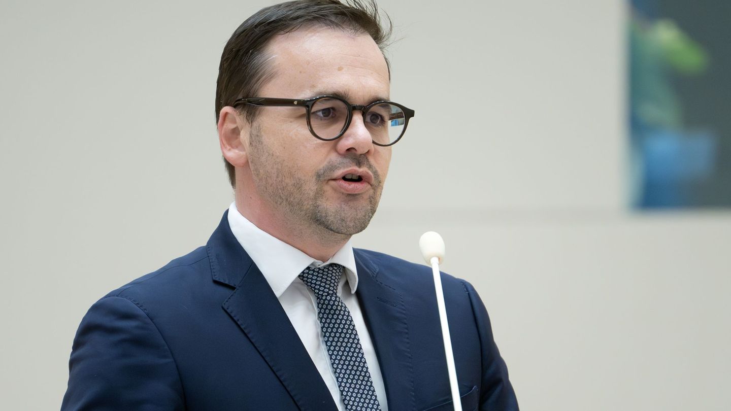 Brandenburgs Innenminister Jan Redmann (CDU) will verstärkt gegen rechte Straftaten vorgehen und warnt vor einer wachsenden Radi