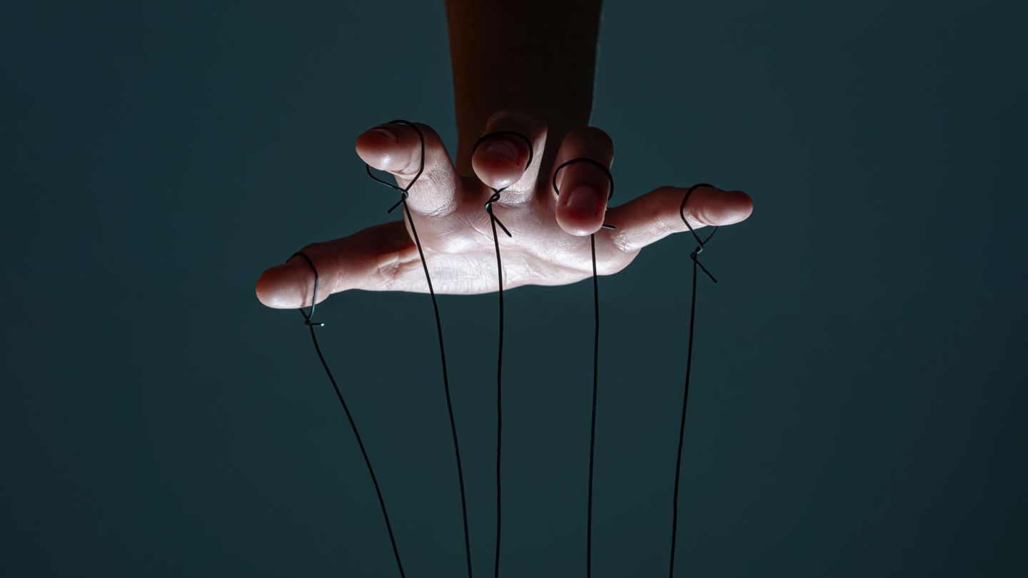 Eine Hand mit mehreren Fäden