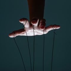 Eine Hand mit mehreren Fäden