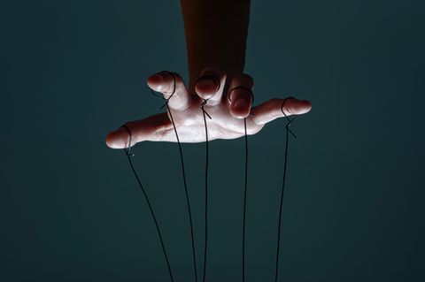 Eine Hand mit mehreren Fäden