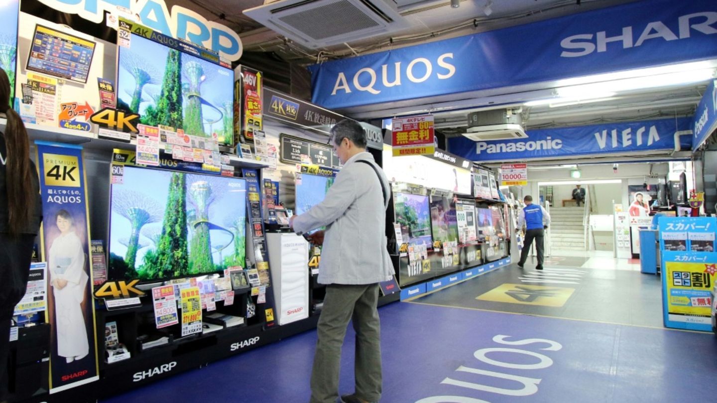Fernsehgeräte in einem Geschäft