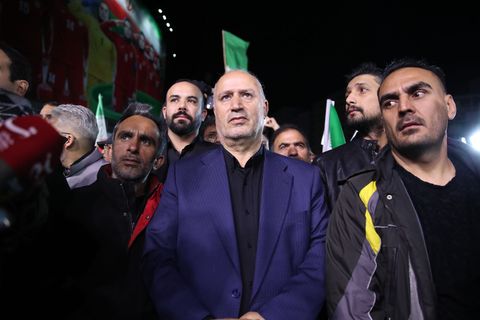 Der Präsident des iranischen Fußballverbandes (Mitte) hat es nicht zum FIFA-Kongress in Vancouver geschafft. Foto: Saeid Zareian