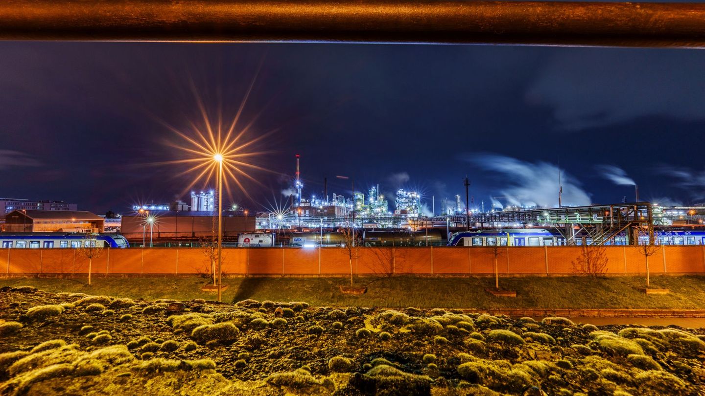In der Chemie- und Metallindustrie sind in Hessen besonders viele Stellen verloren gegangen. (Symbolbild) Foto: Andreas Arnold/d