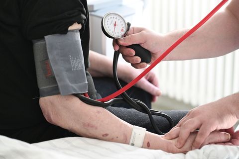 Vollzeitbeschäftigte Gesundheits- und Krankenpfleger verdienten in Hamburg etwas weniger als der Durchschnitt, während sie in Sc