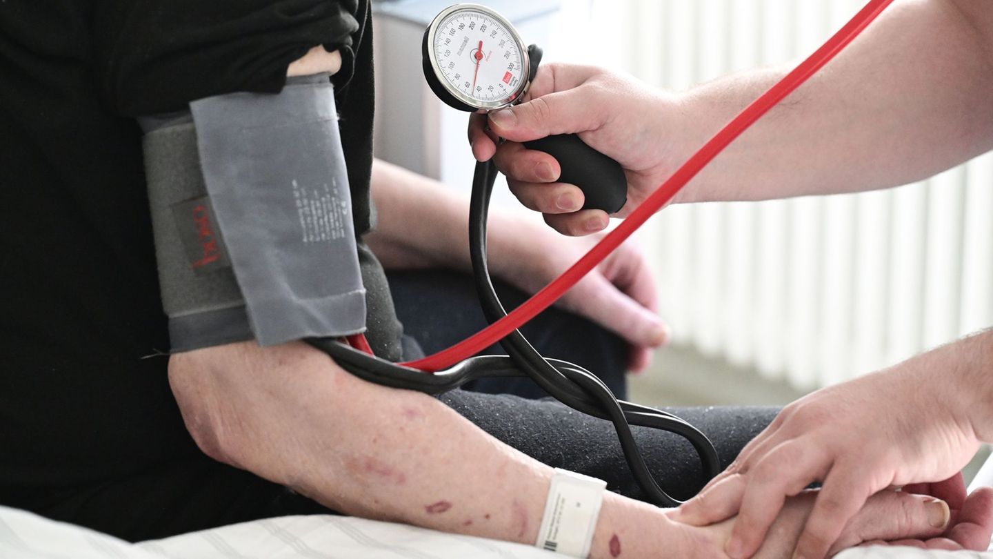 Vollzeitbeschäftigte Gesundheits- und Krankenpfleger verdienten in Hamburg etwas weniger als der Durchschnitt, während sie in Sc