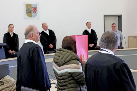 Die Angeklagte schweigt bislang zu den Vorwürfen gegen sie. Foto: Bernd Wüstneck/dpa