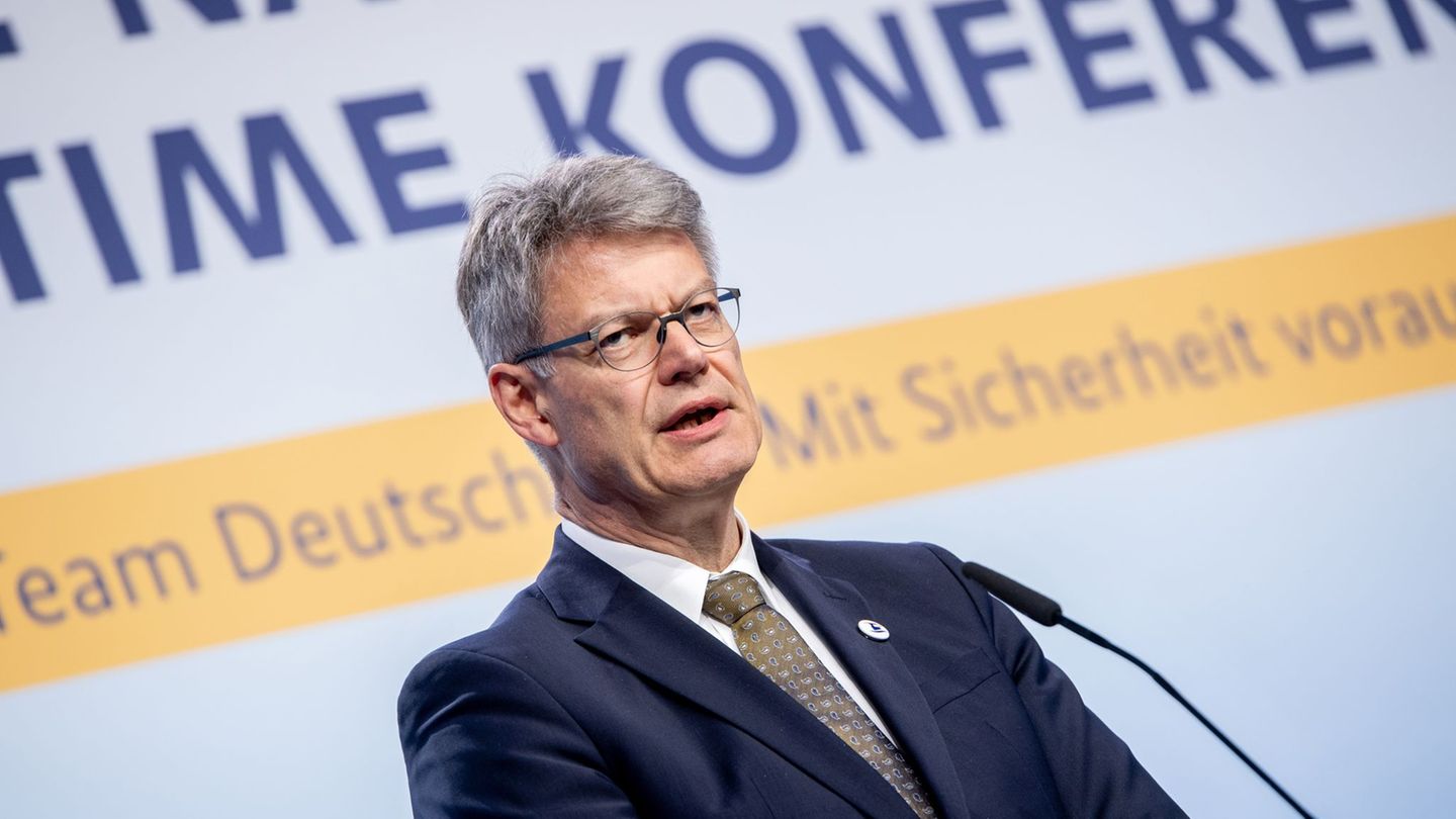 Bundesverkehrsminister Schnieder wünscht sich mehr Geld für den Ausbau der Wasserwege. Foto: Hauke-Christian Dittrich/dpa