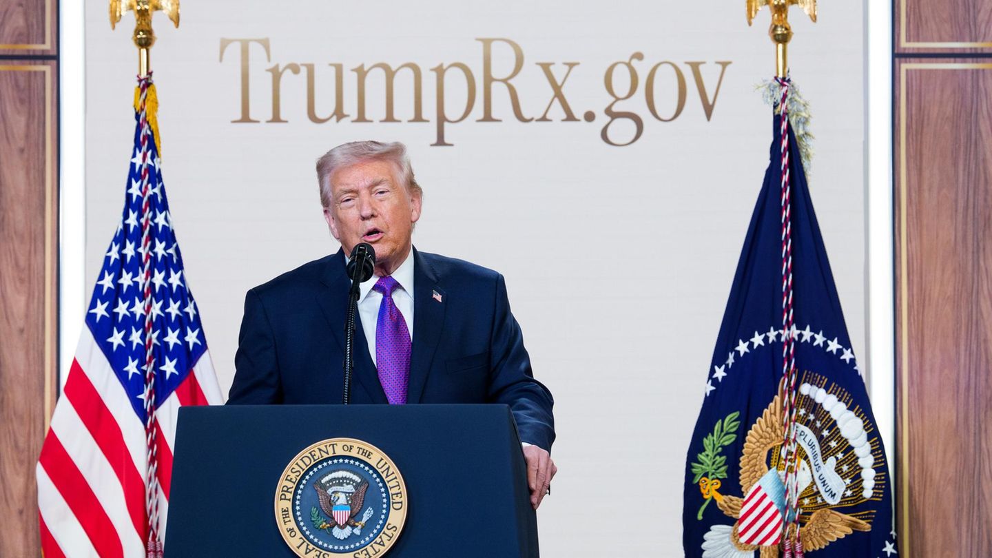 Um dieses Thema dürften viele Amerikaner kaum herumkommen: Im Versuch, Medikamente günstiger zu machen, startete die US-Regierung ein neues Verkaufsportal. Auf der Website „TrumpRx.gov“ seien „Dutzende der am häufigsten verwendeten verschreibungspflichtigen Medikamente für alle Verbraucher mit drastischen Rabatten erhältlich“, sagte Trump im Februar. Nutzer können nach dem gewünschten Medikament suchen, einen Gutschein ausdrucken und ihn in Apotheken vorzeigen, um das Produkt zum ermäßigten Preis zu kaufen. Medikamente sind in den USA häufig teurer als in Europa.