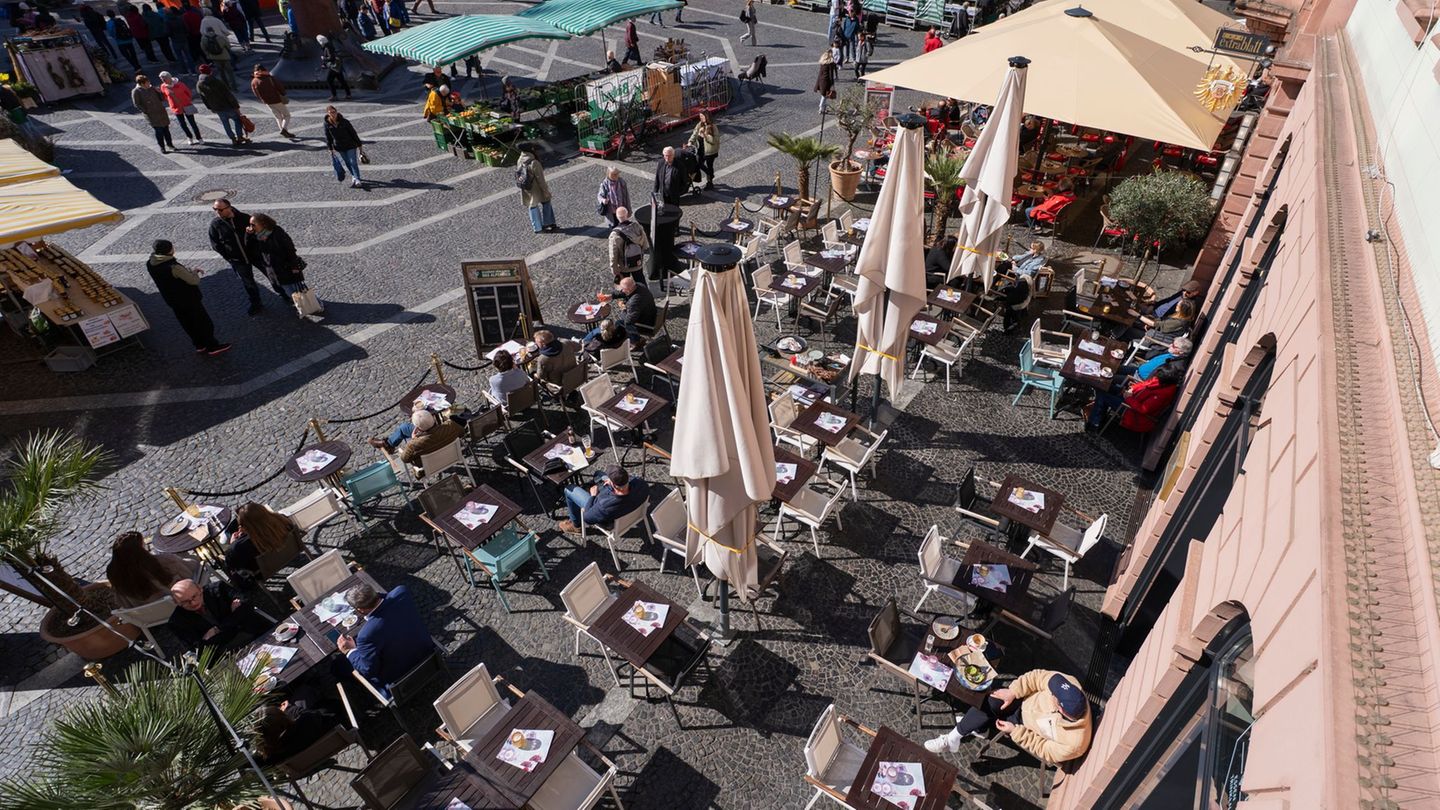 Durchschnittlich beträgt die Terrassengebühr in den zehn betrachteten Städten 813 Euro. (Symbolbild) Foto: Andreas Arnold/dpa