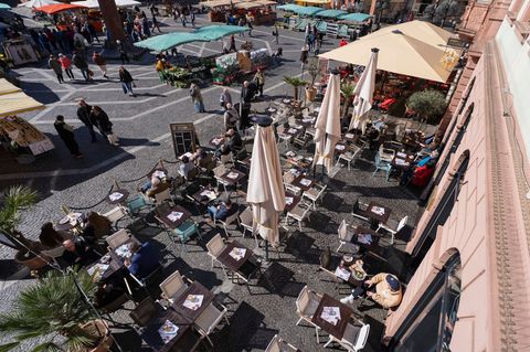 Durchschnittlich beträgt die Terrassengebühr in den zehn betrachteten Städten 813 Euro. (Symbolbild) Foto: Andreas Arnold/dpa