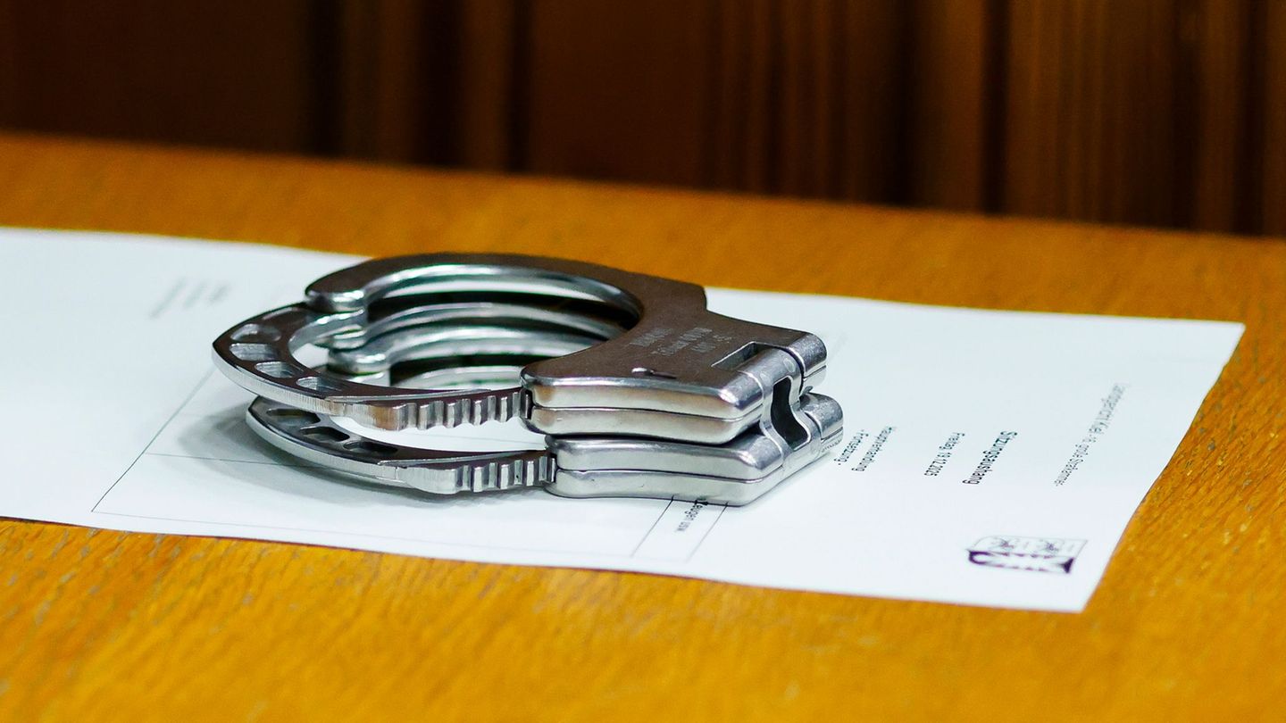 Die offenen Haftbefehle in Mecklenburg-Vorpommern betreffen zu drei Viertel Ausländer. (Symbolbild) Foto: Frank Molter/dpa