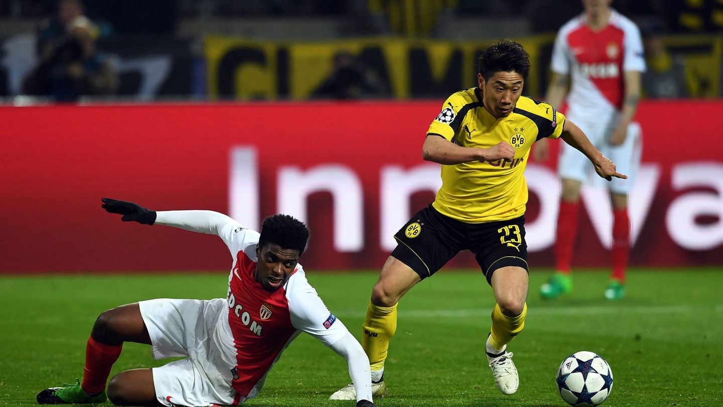 Für den BVB soll es zum Wiedersehen mit Shinji Kagawa (r) kommen. (Archivbild) Foto: Federico Gambarini/dpa