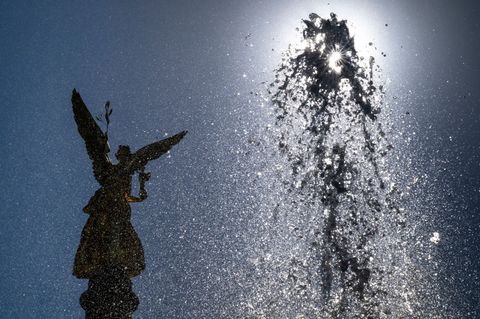 Es ist warm - und wird noch wärmer. Foto: Peter Kneffel/dpa