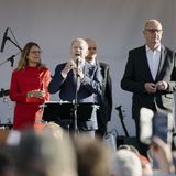 Das Europafest der SPD 2023 gerät für Kanzler Olaf Scholz zum Spießrutenlauf: Er wird extrem aggressiv empfangen und als „Kriegstreiber“, „Lügner“ und „Volksverräter“ beschimpft. Im Zuge der Bauernproteste gegen die Streichung von Agrardiesel-Subventionen schlägt Scholz massiver Zorn entgegen, etwa als ihm in Cottbus Hunderte Landwirte mit gellenden Pfiffen gegenüberstehen und Auftritte nur unter verstärkten Sicherheitsvorkehrungen möglich sind. Im Mai 2023 kommt es schließlich am Frankfurter Flughafen zu einer gravierenden Sicherheitspanne: Ein Mann reiht sich mit seinem Privatwagen unbemerkt in den Kanzler-Konvoi ein, passiert Kontrollen und umarmt Scholz auf dem Rollfeld, bevor Sicherheitskräfte eingreifen.