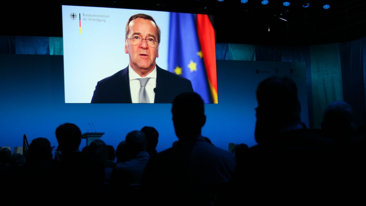 Verteidigungsminister Pistorius möchte enger mit der maritimen Industrie zusammenarbeiten. Foto: Kai Moorschlatt/dpa