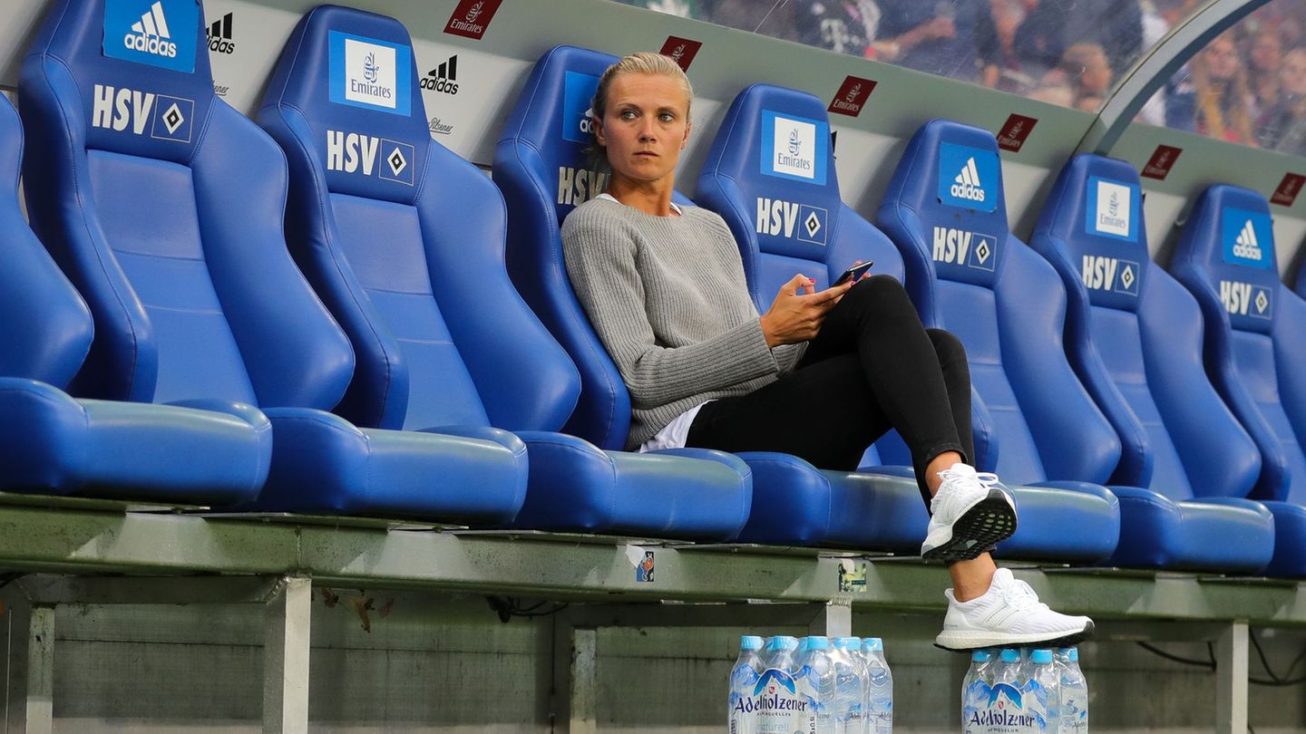 Münchens Teammanagerin Kathleen Krüger bei einem Testspiel in Hamburg 2018. (Archivbild) Foto: Christian Charisius/dpa