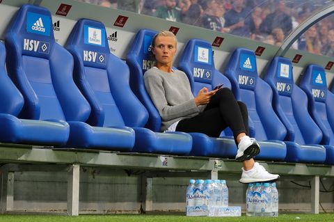Münchens Teammanagerin Kathleen Krüger bei einem Testspiel in Hamburg 2018. (Archivbild) Foto: Christian Charisius/dpa