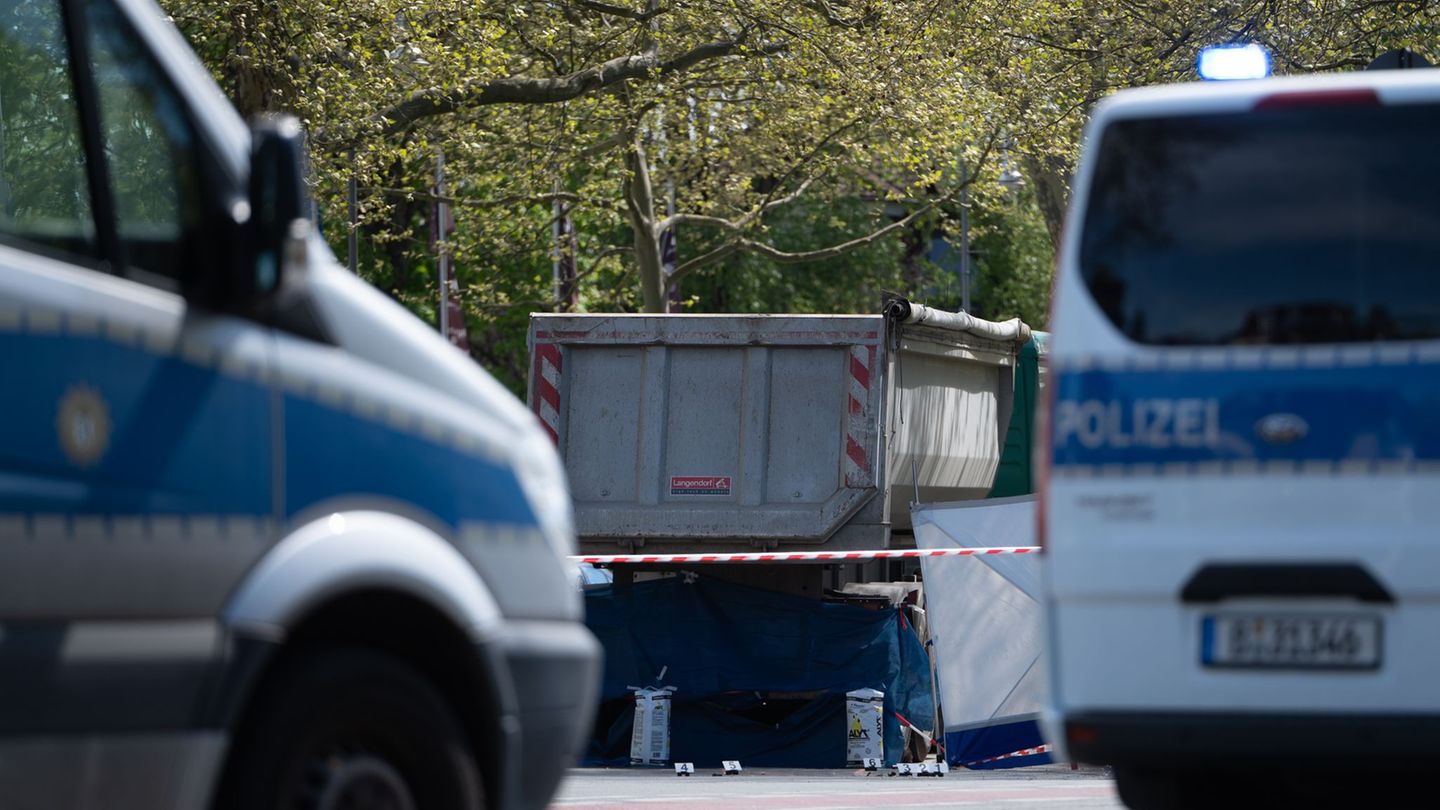 Der Lastwagen wollte laut Polizei in der Neuköllner Straße rechts abbiegen. Foto: Markus Lenhardt/dpa