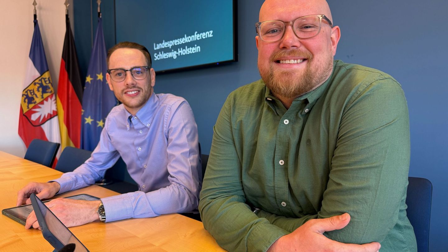 Berater Felix Fischer (rechts) und Projektleiter Joshua Vogel haben das neue Monitoring rechter Angriffe in Schleswig-Holstein v