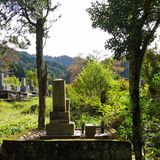 Weg entlang eines Friedhofes