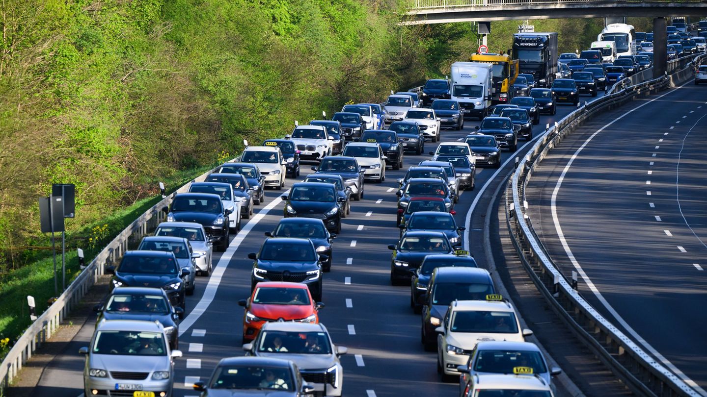 Am verlängerten Wochenende kann es voll auf den Autobahnen werden. (Symbolbild) Foto: Julian Stratenschulte/dpa